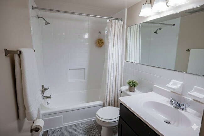 Woodmere 1 Bed Bathroom - Woodmere Apartments