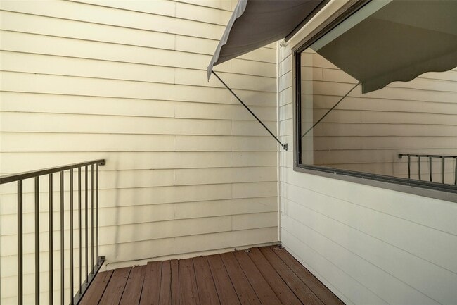 Building Photo - 2202 Bastrop St