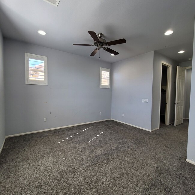 Building Photo - E. Ventura Newer Construction 3+2.5 bath H...