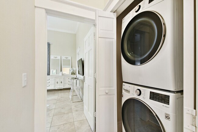 Building Photo - 509 S Willow Ave