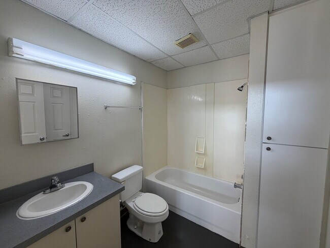 Building Photo - 1619 University Ave