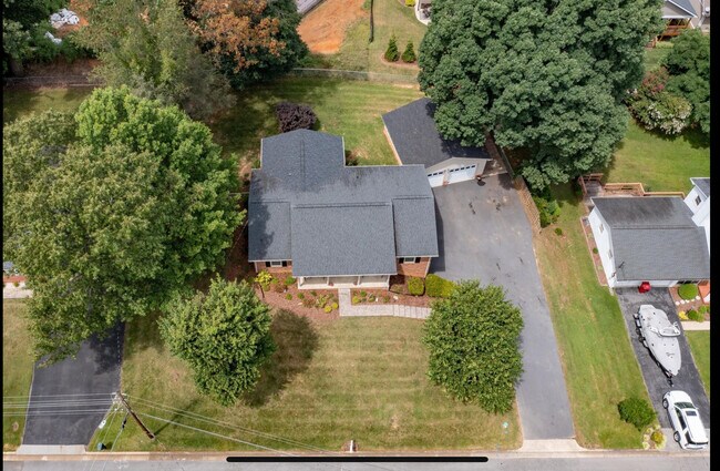 Building Photo - 2211 Kipping St