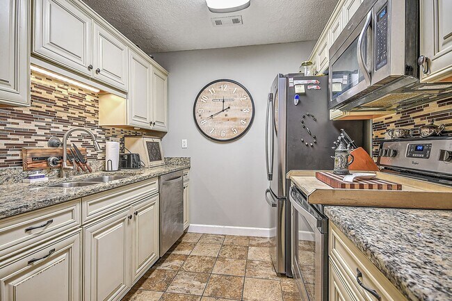 Building Photo - 3 Bedroom 2 Bath Condo  Blountville, TN