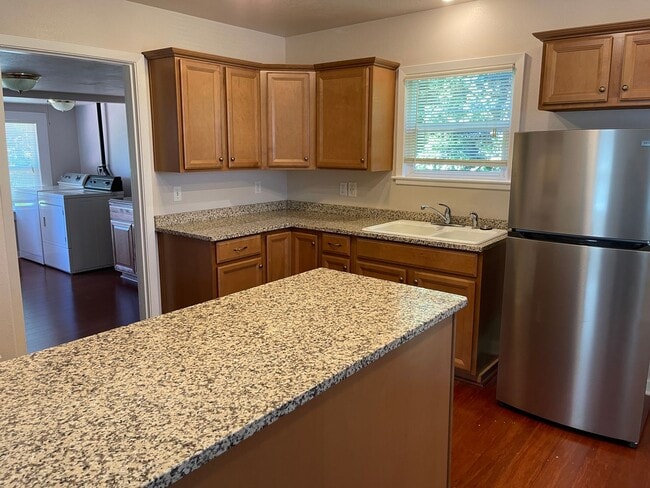 Building Photo - Adorable bungalow with large private yard