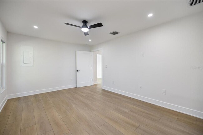 Building Photo - 470 Leger Dr