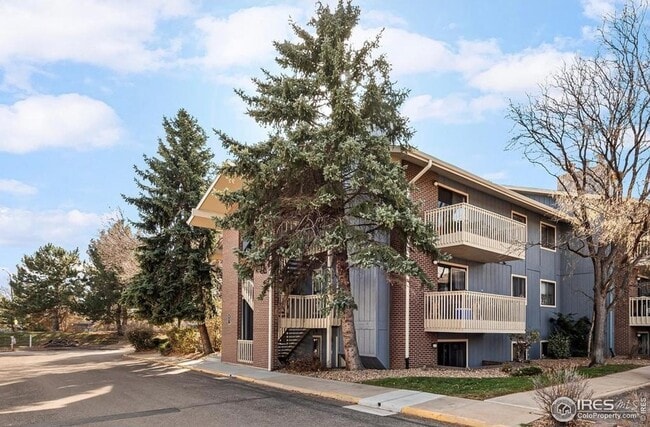 Building Photo - Top Floor 2bed/2bath Condo - Open Floor Pa...