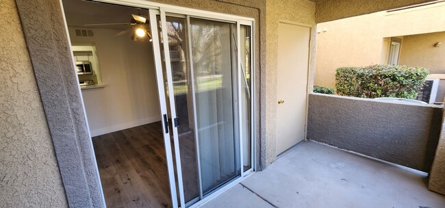 Building Photo - Silverado Ranch Condo!