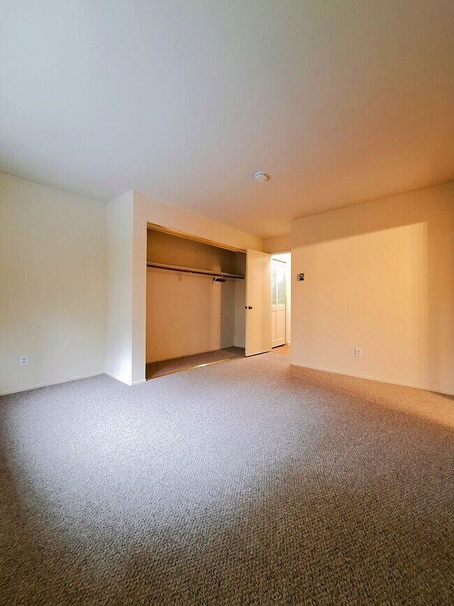 Building Photo - Refurbished Condo on 1st Floor With Laundry, Patio, Garage; Next to Pool!