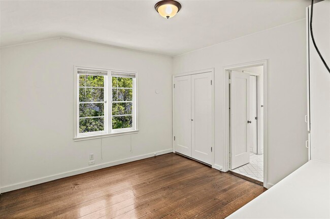 Building Photo - Large, Beautiful Upper Piedmont Home
