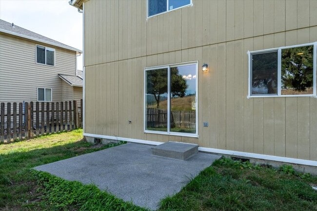 Building Photo - THREE BEDROOM PLUS BONUS OR FOURTH BEDROOM