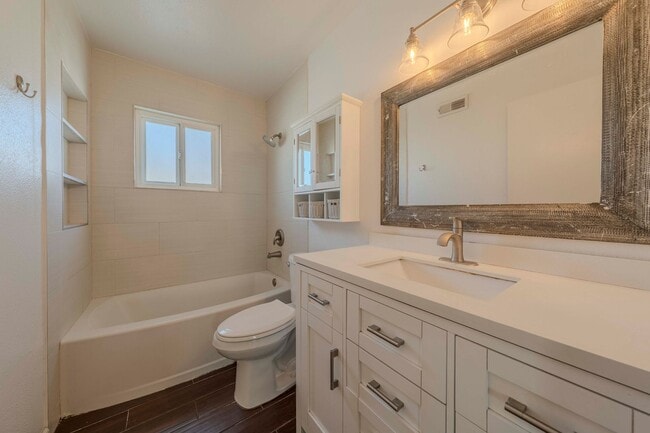 Building Photo - Bright & Airy 2-Bedroom End Unit Townhome