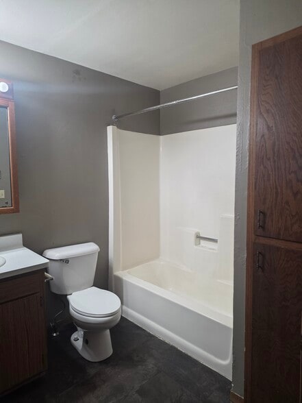Building Photo - 202 Meadowpark Dr