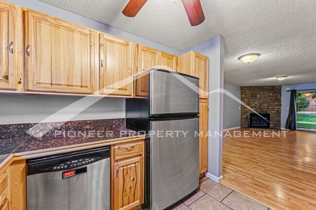 Building Photo - Charming condo with Central AC and Washer ...