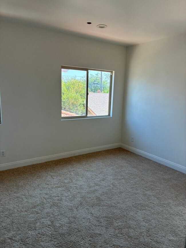 Building Photo - 9619 Longden Ave