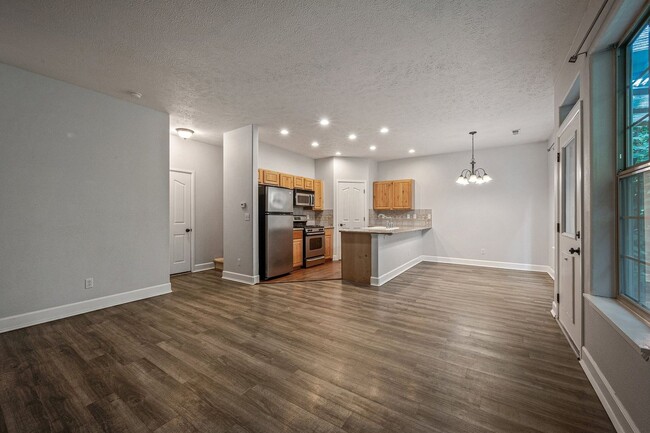 Building Photo - 3 bed 2.5 bath Townhome