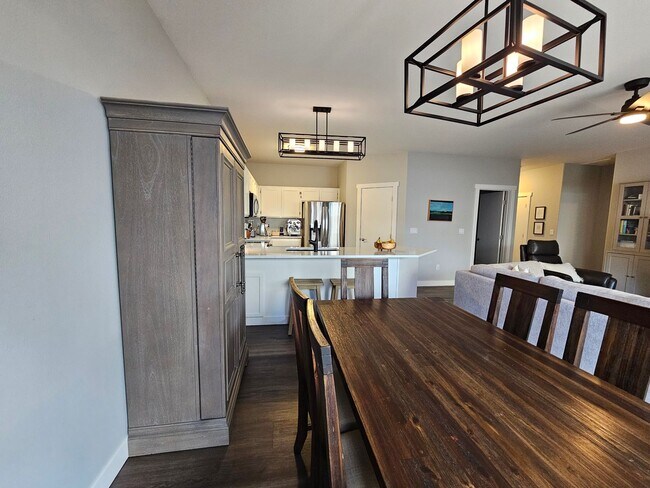 Building Photo - Beautiful, updated home in well-established Puyallup neighborhood!