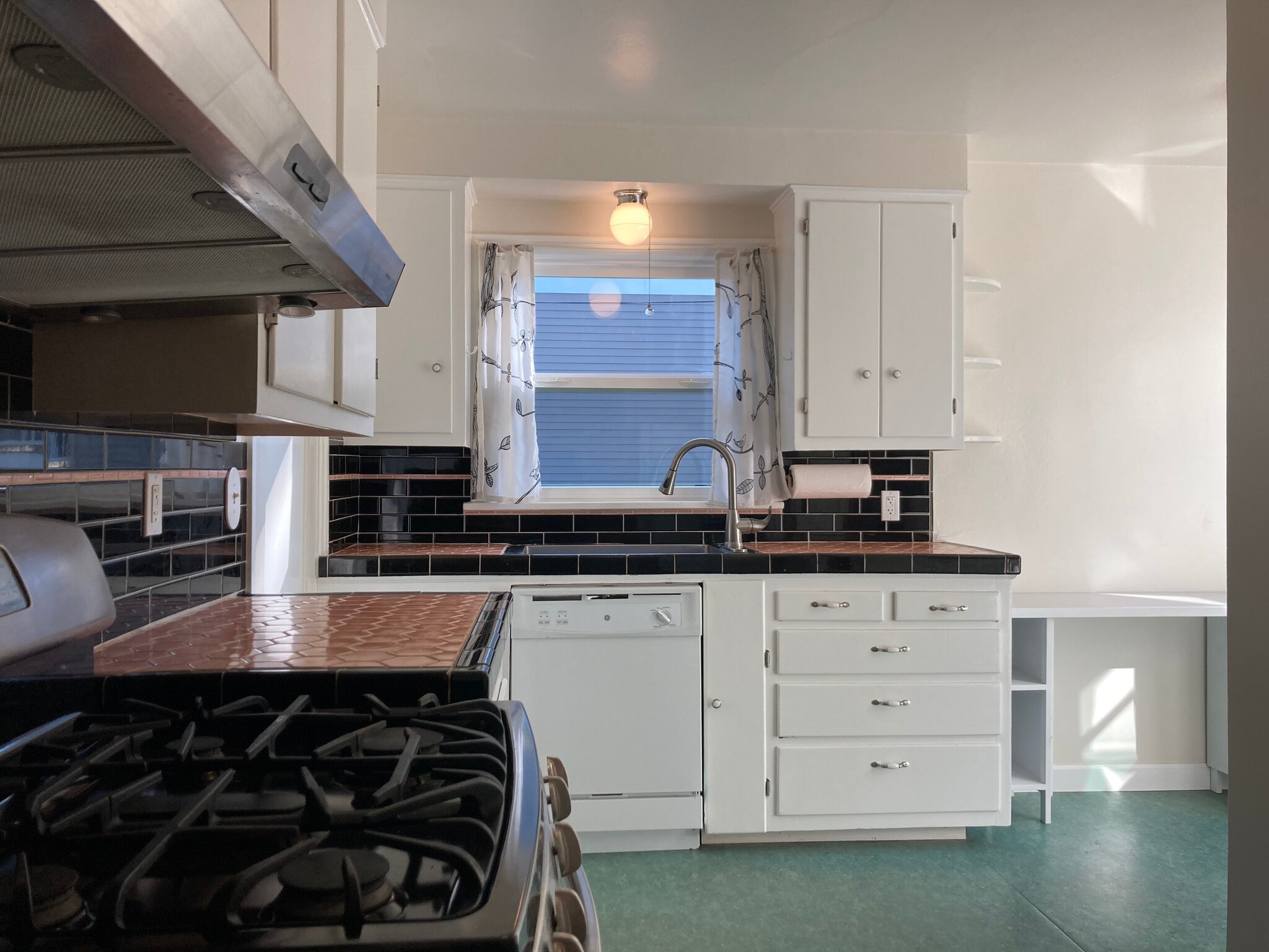 Kitchen - 4407 SE Tibbetts St