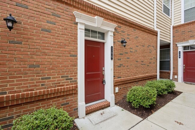 Building Photo - Beautiful end-unit condo townhome located ...