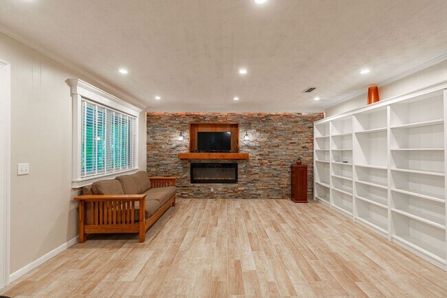 Building Photo - Welcome to your Lake Home