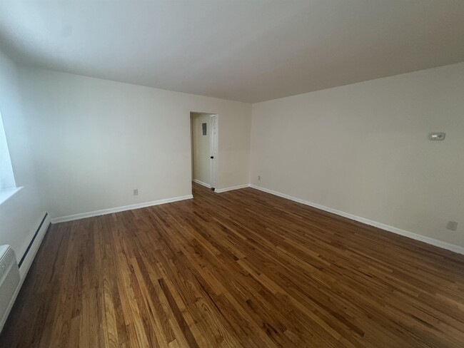 Building Photo - 420 Broad Ave