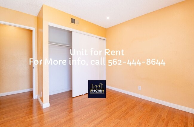 Building Photo - Townhome - 3 Bedrooms-2 Baths - Santa Ana
