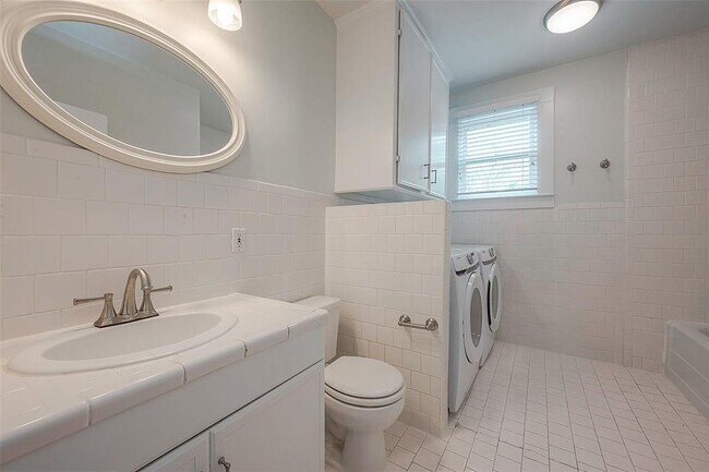 Building Photo - 701 Highland St