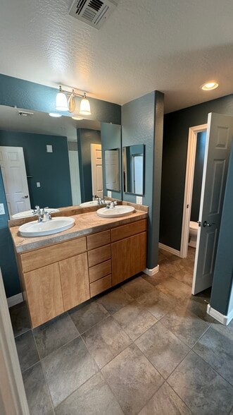 Master bath - 615 E Portland St