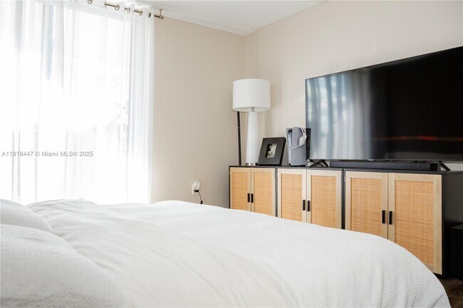 Building Photo - 3375 N Country Club Dr