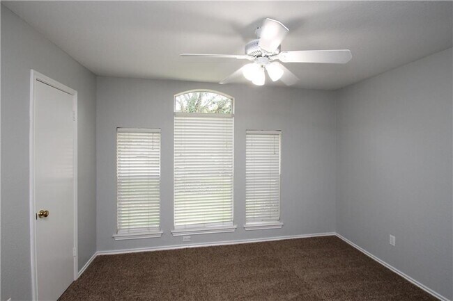 Building Photo - 613 Runners Ridge