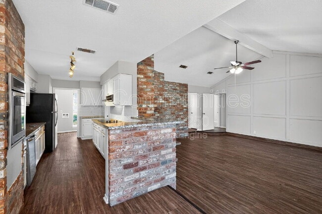 Building Photo - 15707 Lone Tree Dr