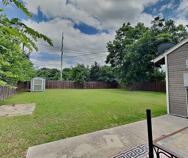 Building Photo - Cook, Entertain, Relax—Welcome Home to Westcliff!