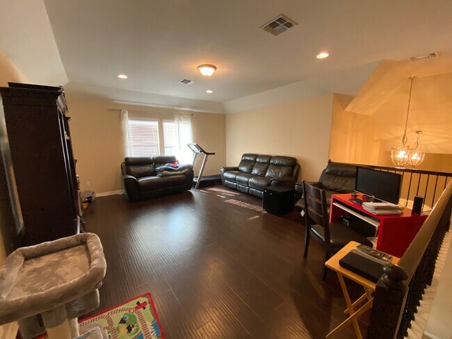 Building Photo - 820 Olive Ln