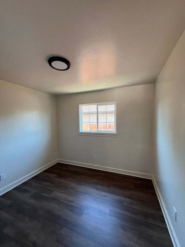 Building Photo - Beautiful 3 Bed and 1.5 Bath Home with 2 Car Garage Rent $2,250.00