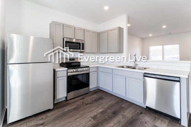 Building Photo - 42 10 Point Ln