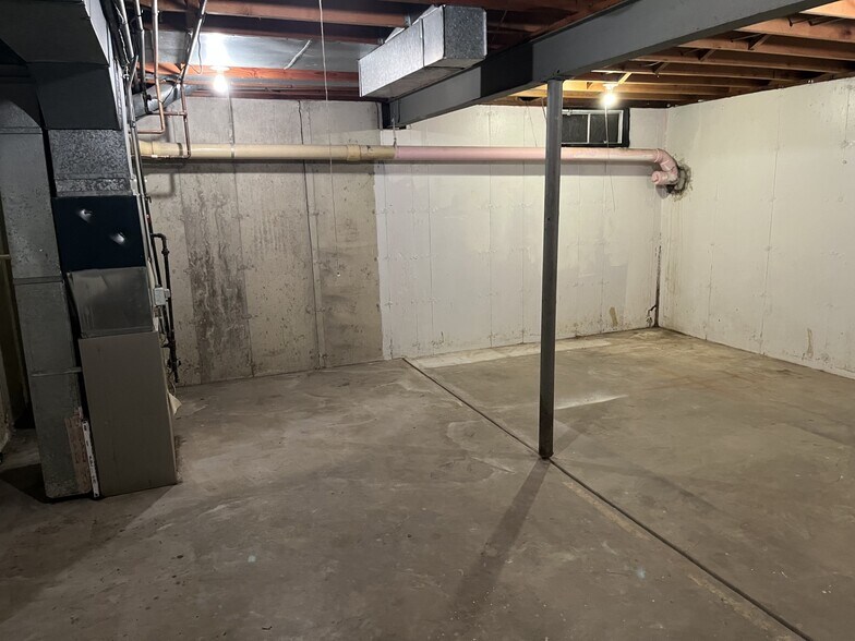 Building Photo - 800 N Main St