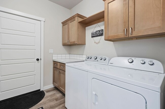 Building Photo - 1138 Crestview Dr