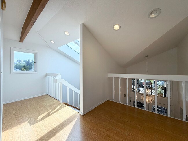 Building Photo - 3695 Sqft. Redondo home near Puget Sound!