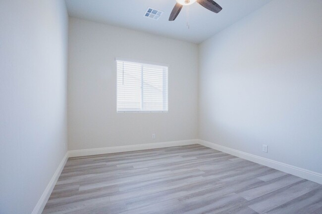 Building Photo - Beautiful 4 bed, 2 bath home AVAILABLE for...