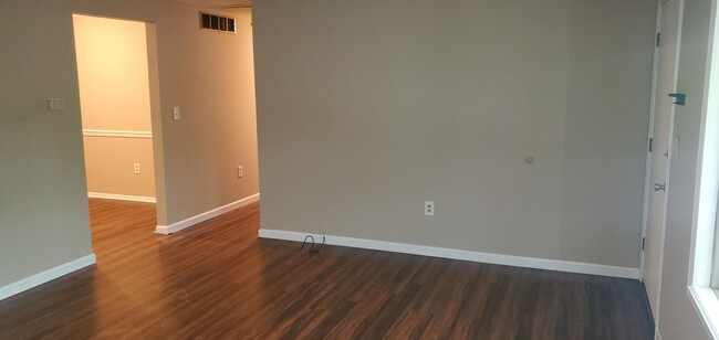 Building Photo - 3 bd, 1 ba house, N Columbia, new paint, f...