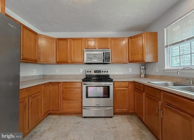 Building Photo - 46231 Sylvan Ct