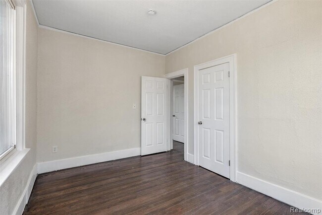 Building Photo - 3217 Elmhurst St