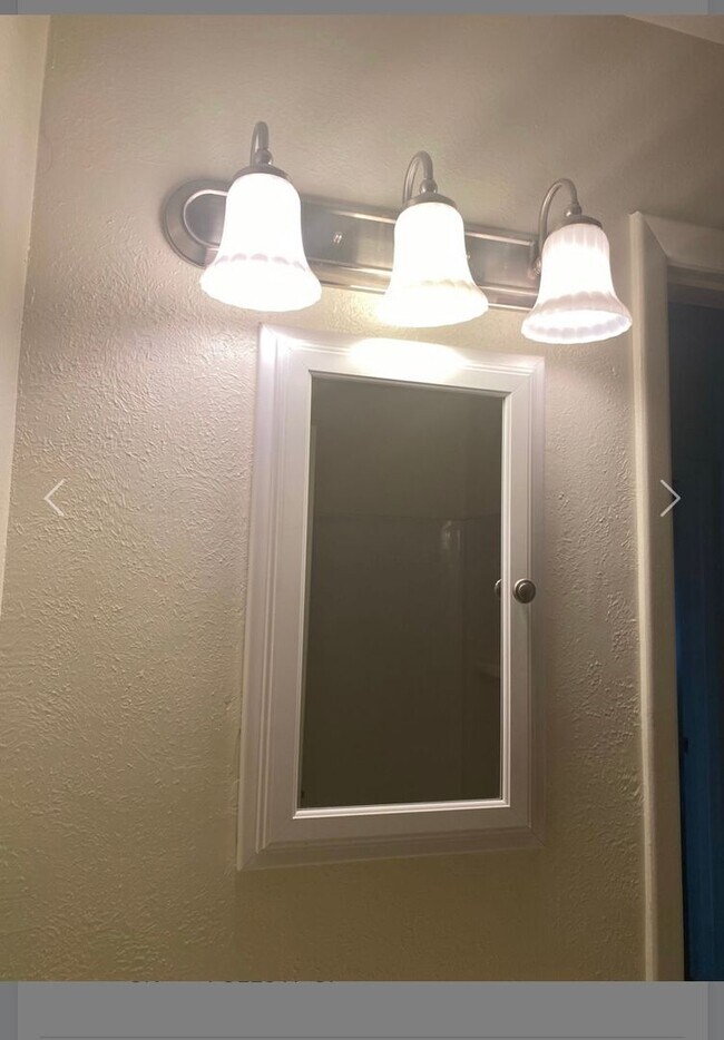 Building Photo - 2BR/1BA Unit with Garage in Popular NE heights Location