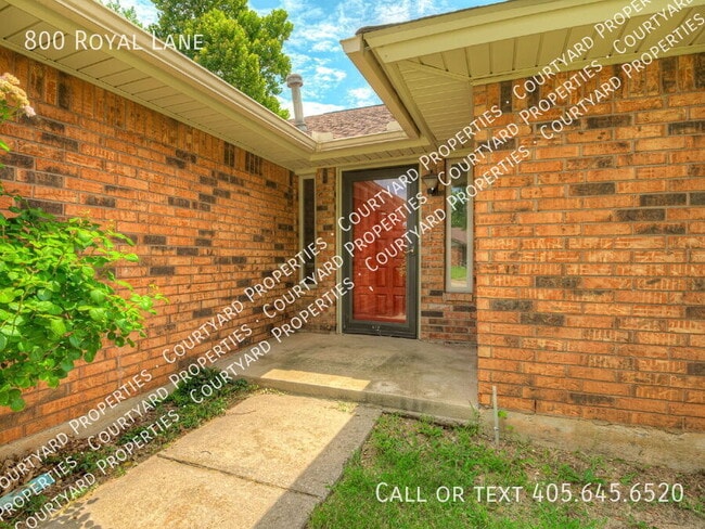 Building Photo - 800 Royal Ln