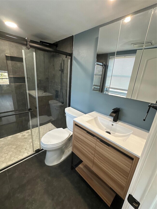 Building Photo - 1101 Crystal Lake Dr