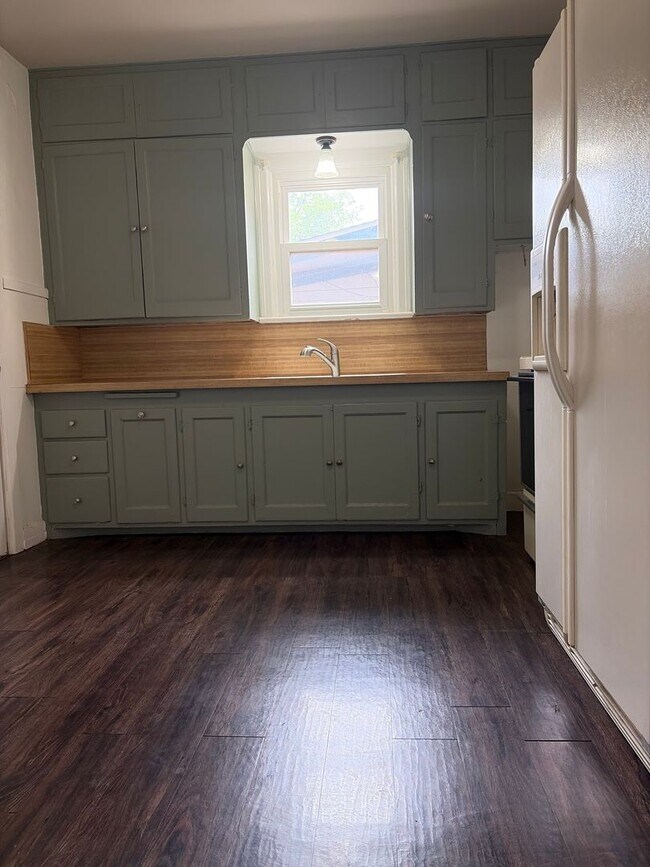 Building Photo - Cozy 2 Bedroom Home