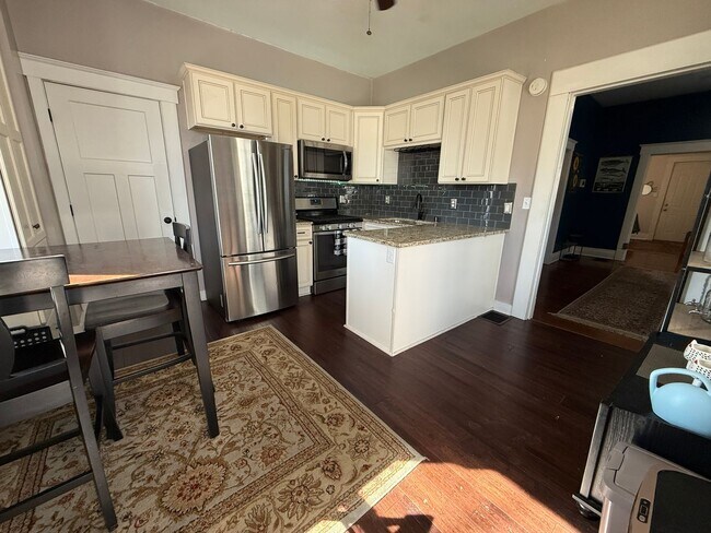 Building Photo - GERMANTOWN 2-BED 2-BATH FENCED YARD