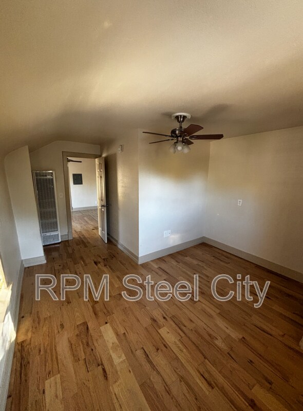 Building Photo - 902 W 11th St