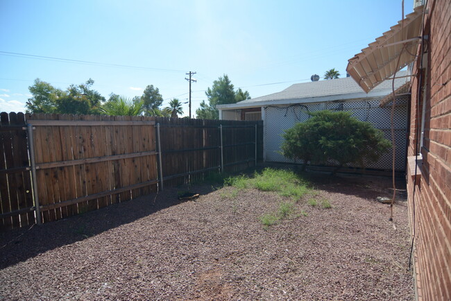 Building Photo - Updated 2 Bedroom 1 Bath Home! Great Central Location!