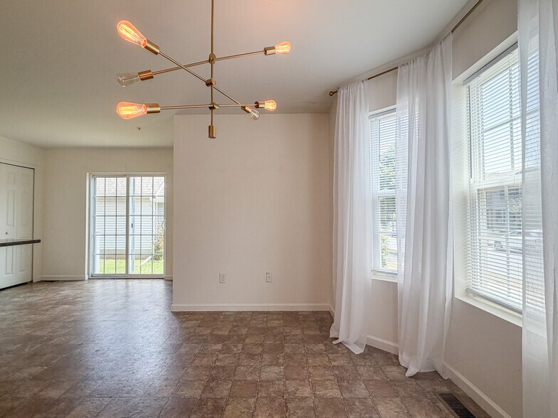 Building Photo - 900 Cadwell Ln