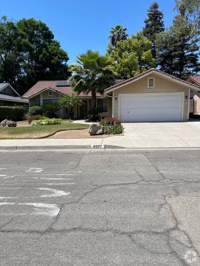 Building Photo - 3 Bedroom / 2 Bathroom for Rent $2,500